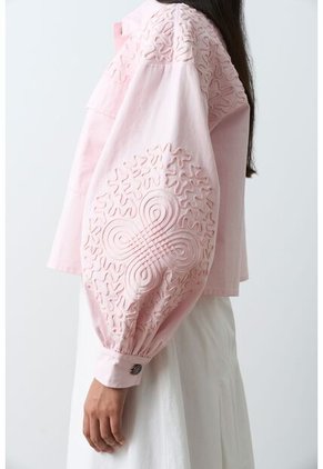 Chaqueta Aguamarina De Tela Para Mujer Bordados En Gamuza Chaqueta Aguamarina De Tela Para Mujer Bordados En Gamuza Rosado L VÉLEZ