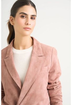 Blazer En Gamuza Ovina Para Mujer Zarzamora Blazer En Gamuza Ovina Para Mujer Zarzamora Mora L Vélez