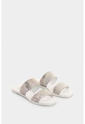 Sandalia Plana Iris De Cuero Para Mujer Grabada Sandalia Plana Iris De Cuero Para Mujer Grabada Plata 34 VÉLEZ