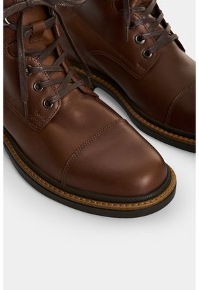 Botas Carioca 2.0 En Cuero Para Hombre Estilo Outdoor Botas Carioca 2.0 En Cuero Para Hombre Estilo Outdoor Miel 42 VÉLEZ