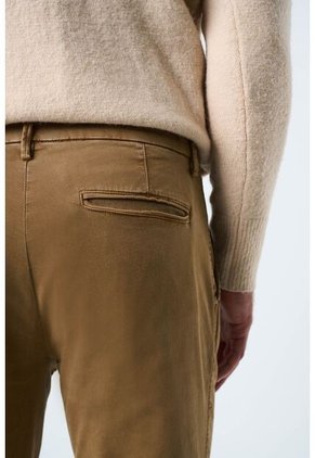 Pantalón Chino Italo Para Hombre Semifitted Pantalón Chino Italo Para Hombre Semifitted Miel 38 VÉLEZ