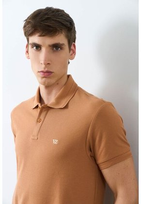 Polo Manga Corta Essential Para Hombre Textura Polo Manga Corta Essential Para Hombre Textura Miel XXL VÉLEZ