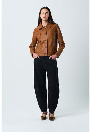 Chaqueta Kalahari De Cuero Para Mujer Silueta Trucker Chaqueta Kalahari De Cuero Para Mujer Silueta Trucker Miel M VÉLEZ