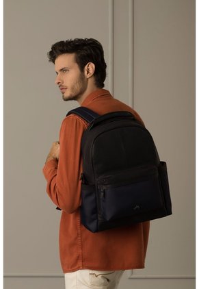 Morral San Patricio De Cuero Y Lona Para Hombre Aplique Metálico Morral San Patricio De Cuero Y Lona Para Hombre Aplique Metálico Azul Oscuro VÉLEZ