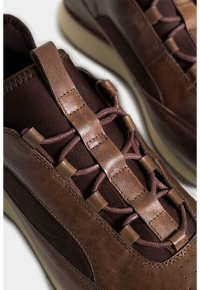Tenis Neo 2 De Cuero Para Hombre Con Perforaciones Láser Tenis Neo 2 De Cuero Para Hombre Con Perforaciones Láser Cafe 42 VÉLEZ