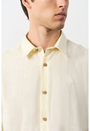 Camisa Manga Larga En Lino Para Hombre Silueta Semi Ajustada Camisa Manga Larga En Lino Para Hombre Silueta Semi Ajustada Amarillo XXL VÉLEZ