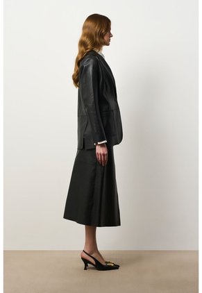Blazer Astromelia En Cuero Ovino Para Mujer Silueta Recta Blazer Astromelia En Cuero Ovino Para Mujer Silueta Recta Negro L VÉLEZ