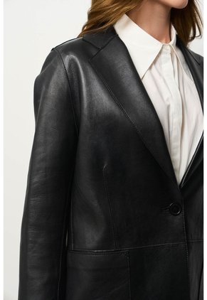 Blazer Astromelia En Cuero Ovino Para Mujer Silueta Recta Blazer Astromelia En Cuero Ovino Para Mujer Silueta Recta Negro L VÉLEZ