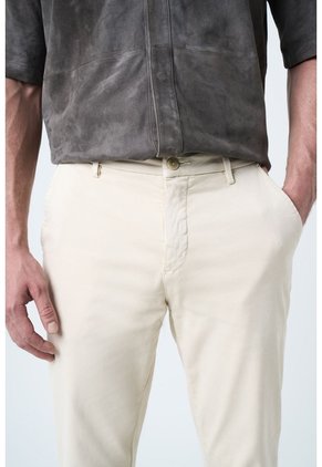 Pantalón Chino Italo Para Hombre Semifitted Pantalón Chino Italo Para Hombre Semifitted Crema 32 VÉLEZ