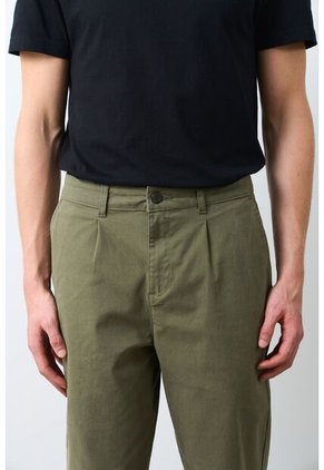 Pantalón Apis En Drill Para Hombre Silueta Baggy Pantalón Apis En Drill Para Hombre Silueta Baggy Verde Oliva 34 VÉLEZ