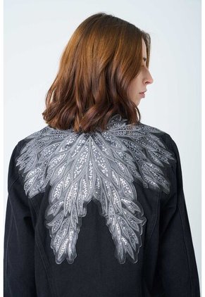 Chaqueta Circe Trucker En Black Denim Aplique Bordado Chaqueta Circe Trucker En Black Denim Aplique Bordado Negro L VÉLEZ