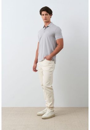 Polo Manga Corta Solan Para Hombre Semi Fitted Polo Manga Corta Solan Para Hombre Semi Fitted Crema S VÉLEZ