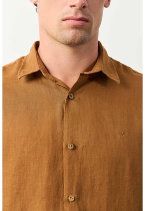 Camisa Manga Larga Semi Fitted Para Hombre Roma Camisa Manga Larga Semi Fitted Para Hombre Roma Miel XL VÉLEZ