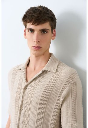 Camisa Manga Corta Resort Para Hombre Oroa Camisa Manga Corta Resort Para Hombre Oroa Crema S VÉLEZ