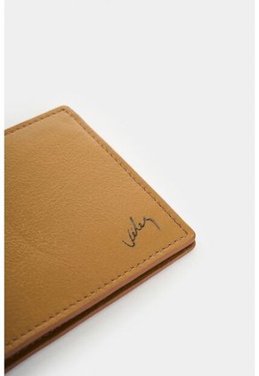 Billetera De Cuero Con Detalle Grabado Para Hombre Lira Billetera De Cuero Con Detalle Grabado Para Hombre Lira Miel VÉLEZ