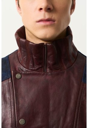 Chaqueta Bomber En Cuero Y Denim Para Hombre Chaqueta Bomber En Cuero Y Denim Para Hombre Vinotinto S VÉLEZ