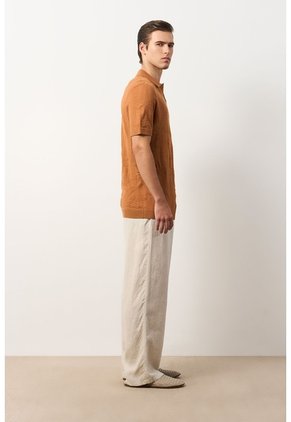 Polo Manga Corta Tejida Para Hombre Xinca Polo Manga Corta Tejida Para Hombre Xinca Miel XS VÉLEZ