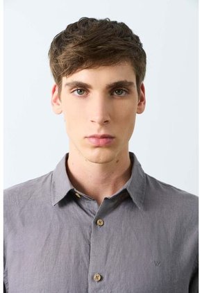 Camisa Manga Corta Semi Fitted Para Hombre Sevilla Camisa Manga Corta Semi Fitted Para Hombre Sevilla Gris Pistola XXL VÉLEZ