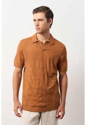 Polo Manga Corta Tejida Para Hombre Xinca Polo Manga Corta Tejida Para Hombre Xinca Miel XS VÉLEZ