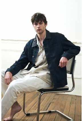 Chaqueta Lerna En Denim Y Cuero Para Hombre Silueta Trucker Chaqueta Lerna En Denim Y Cuero Para Hombre Silueta Trucker Azul Oscuro M VÉLEZ