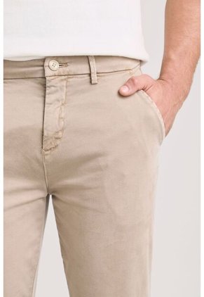 Pantalón Chino Italo Para Hombre Semifitted Pantalón Chino Italo Para Hombre Semifitted Arena 28 VÉLEZ