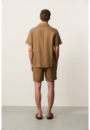 Camisa Manga Corta En Lino Para Hombre Málaga Camisa Manga Corta En Lino Para Hombre Málaga Tabaco L VÉLEZ