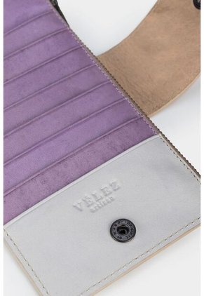 Billetera Porta Chequera Amatista De Cuero Artesanal Para Mujer Manija Anudada Billetera Porta Chequera Amatista De Cuero Artesanal Para Mujer Manija Anudada Kaky Vélez