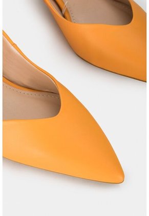 Tacones Cerrados Jade De Cuero Para Mujer Tacón Bajo Amarillo Tacones Cerrados Jade De Cuero Para Mujer Tacón Bajo Amarillo 36 Vélez