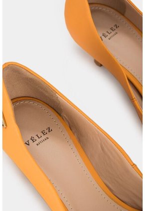 Tacones Cerrados Jade De Cuero Para Mujer Tacón Bajo Amarillo Tacones Cerrados Jade De Cuero Para Mujer Tacón Bajo Amarillo 36 Vélez