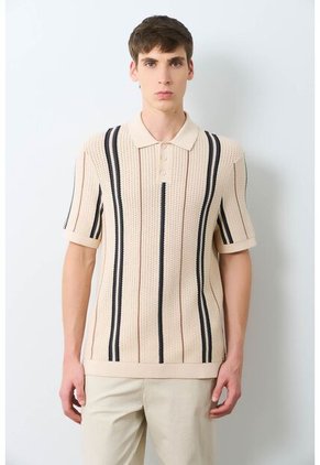 Polo Manga Corta Tejida Para Hombre Espectral Polo Manga Corta Tejida Para Hombre Espectral Crema M VÉLEZ