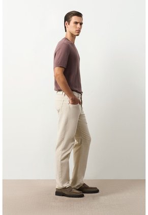 Jeans Fit Regular Para Hombre Dakar Jeans Fit Regular Para Hombre Dakar Crema 38 VÉLEZ