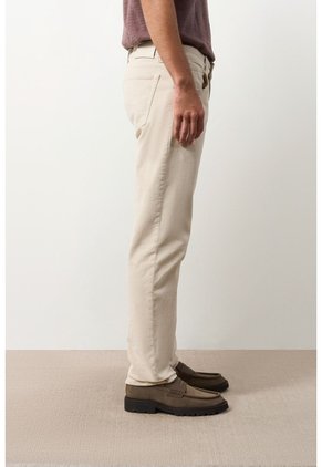 Jeans Fit Regular Para Hombre Dakar Jeans Fit Regular Para Hombre Dakar Crema 38 VÉLEZ