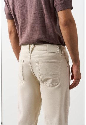 Jeans Fit Regular Para Hombre Dakar Jeans Fit Regular Para Hombre Dakar Crema 38 VÉLEZ