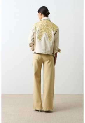 Chaqueta Circe Trucker En Black Denim Aplique Bordado Chaqueta Circe Trucker En Black Denim Aplique Bordado Crema XS VÉLEZ