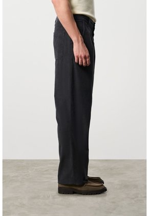 Pantalón Semi Holgado Para Hombre Ivy Pantalón Semi Holgado Para Hombre Ivy Gris Pistola 34 VÉLEZ