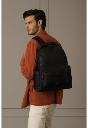 Morral San Patricio De Cuero Y Lona Para Hombre Aplique Metálico Morral San Patricio De Cuero Y Lona Para Hombre Aplique Metálico Negro VÉLEZ