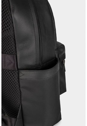 Morral San Patricio De Cuero Y Lona Para Hombre Aplique Metálico Morral San Patricio De Cuero Y Lona Para Hombre Aplique Metálico Negro VÉLEZ