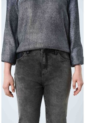 Jean Grey Silueta Mom Fit De Algodón Para Mujer Detalles Cuero Jean Grey Silueta Mom Fit De Algodón Para Mujer Detalles Cuero Gris 14 VÉLEZ