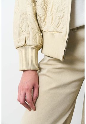 Bomber De Cuero Repujado Para Mujer Sira Bomber De Cuero Repujado Para Mujer Sira Beige S VÉLEZ