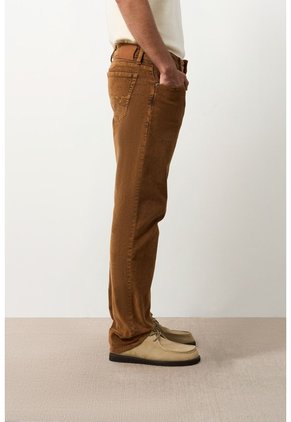Jeans Fit Regular Para Hombre Dakar Jeans Fit Regular Para Hombre Dakar Miel 30 VÉLEZ