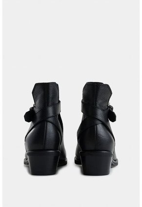 Botines Tacón Campina 2.0 De Cuero Para Mujer Silueta Cut Out Botines Tacón Campina 2.0 De Cuero Para Mujer Silueta Cut Out Negro 41 VÉLEZ