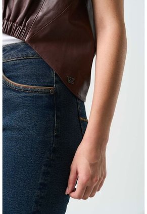 Camisa Iris De Cuero Para Mujer Elástico Delantero Camisa Iris De Cuero Para Mujer Elástico Delantero Cafe L VÉLEZ