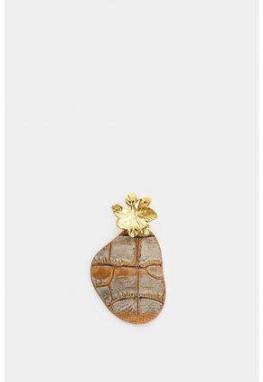 Arete Flor Metalizada De Cuero Para Mujer Lumia Arete Flor Metalizada De Cuero Para Mujer Lumia Miel VÉLEZ