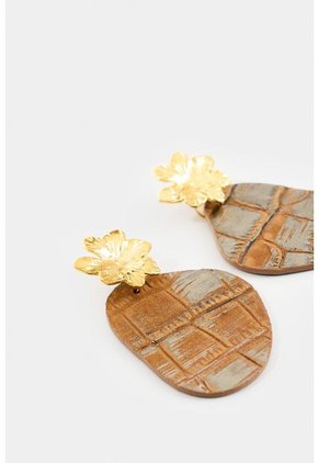 Arete Flor Metalizada De Cuero Para Mujer Lumia Arete Flor Metalizada De Cuero Para Mujer Lumia Miel VÉLEZ