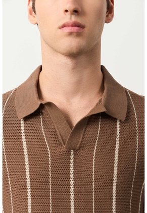 Polo Manga Corta Tejida Para Hombre Kiri Polo Manga Corta Tejida Para Hombre Kiri Tabaco L VÉLEZ