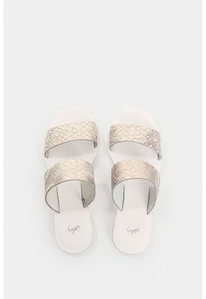 Sandalia Plana Iris De Cuero Para Mujer Grabada Sandalia Plana Iris De Cuero Para Mujer Grabada Plata 40 VÉLEZ