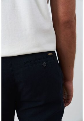 Pantalón Aron En Lino Para Hombre Ribete Cuero Pantalón Aron En Lino Para Hombre Ribete Cuero Azul Oscuro 32 VÉLEZ