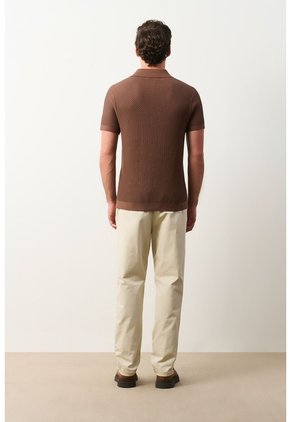 Polo Manga Corta Draco 2.0 Tejida Para Hombre Texturizada Polo Manga Corta Draco 2.0 Tejida Para Hombre Texturizada Tabaco M VÉLEZ