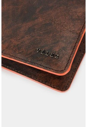 Billetera Trekking De Cuero Para Hombre Con Acabado Artesanal Billetera Trekking De Cuero Para Hombre Con Acabado Artesanal Brandy Vélez