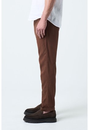 Pantalón Aron En Lino Para Hombre Ribete Cuero Pantalón Aron En Lino Para Hombre Ribete Cuero Tabaco 32 VÉLEZ